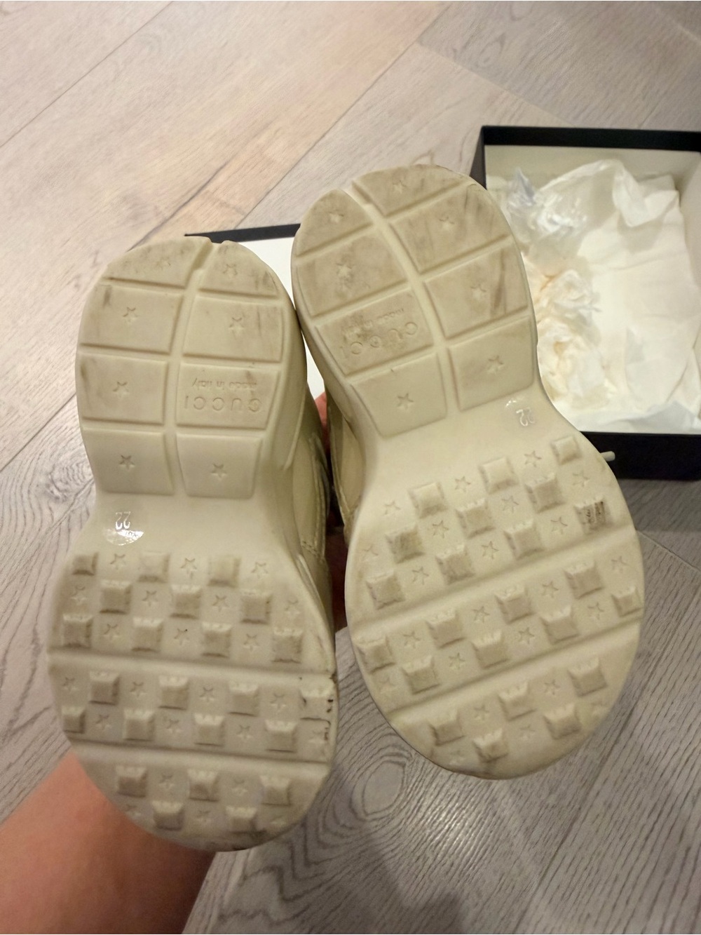 Gucci Kids Cream Sneakers with Rainbow Star Graphic - Picture 2 of 4